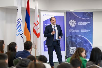 Գևորգ Մանթաշյանը խոսում է կանգնած