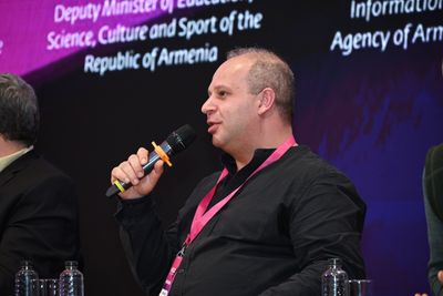 Կոնսերվատորիայո պրոռեկտորը խոսում է քննարկման ժամանակ