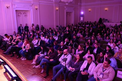 MindX ֆորումի ժամանակ մասնակիցները նստած լսում են