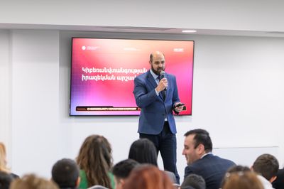 Տղամարդը հայտարարում է հանդիպման բացումը