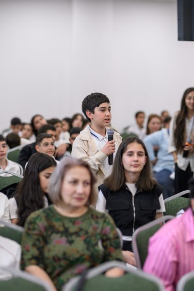 Երեխան կանգնած հարց է տալիս