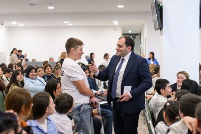 Երեխան պատասխանում է հարցին կանգնած