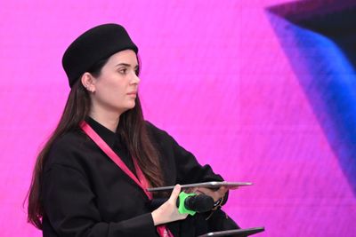 Պանելային քննարկման մոդերատորը նստած է 