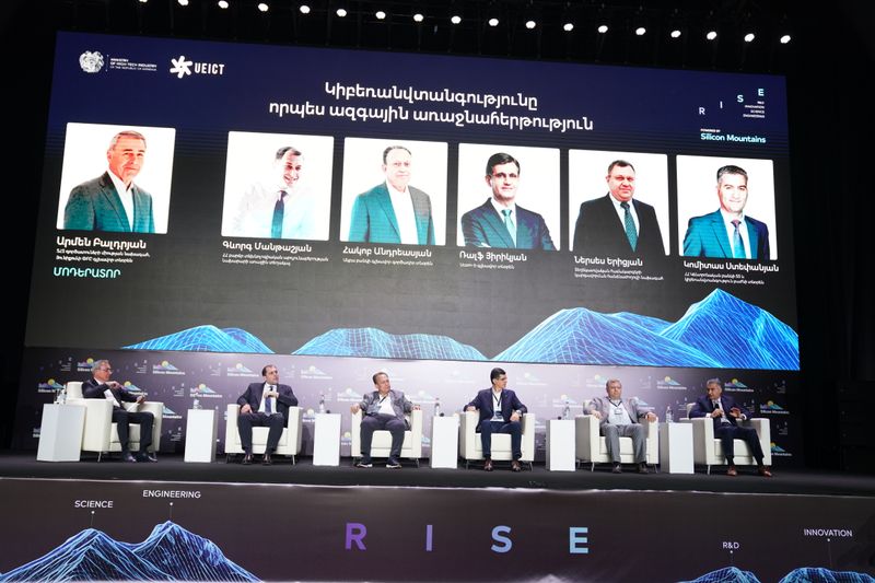 Գևորգ Մանթաշյանը, Հայկ Անդրեասյանը, Ռալֆ Յիրիկյանը, Ներսես Երիցյանը, Կոմիտաս Ստեփանկանը մասնակցում են պանելային քննարկման, նստած են բեմի վրա
